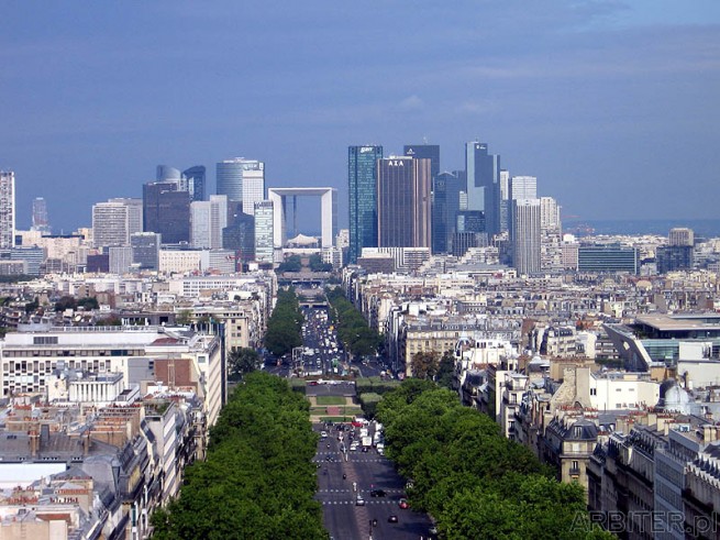 Paris City. W oddali biurowce i Paryski Manhattan