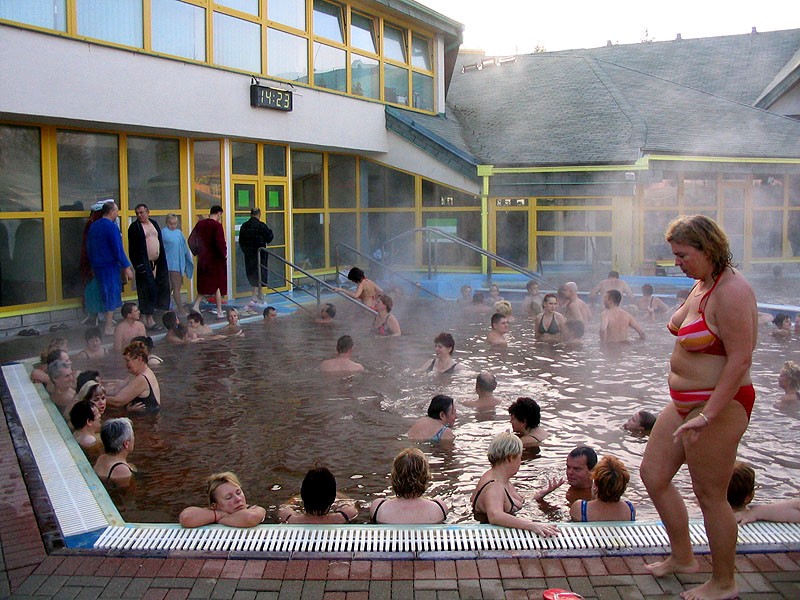 Najchętniej okupowany basen z wodą w temperaturze około 38 stopni.